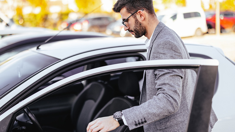 man maakt proefrit in nieuwe auto